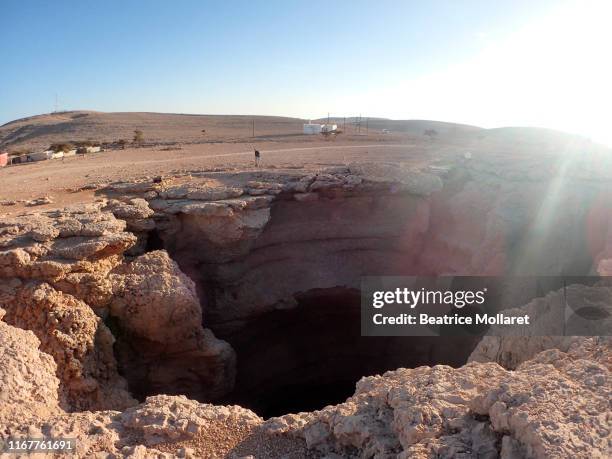 oman, ash charqiya region, entrance of the majlis al djinns chasm, on the selma plateau, one of the biggest cave chamber of the world - erdfall stock-fotos und bilder