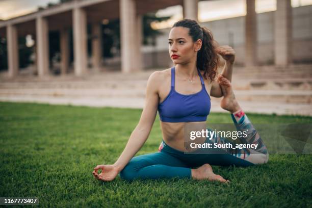 frau macht yoga-übungen - yoga pose stock-fotos und bilder