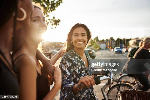 niemand kann unsere bindung brechen - public transport denmark stock-fotos und bilder