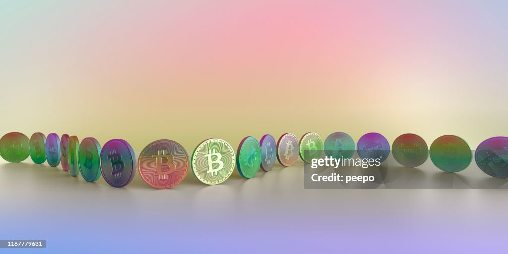 Reihe von multifarbigen Bitcoin s arrangiert in Kurve vor buntem Hintergrund