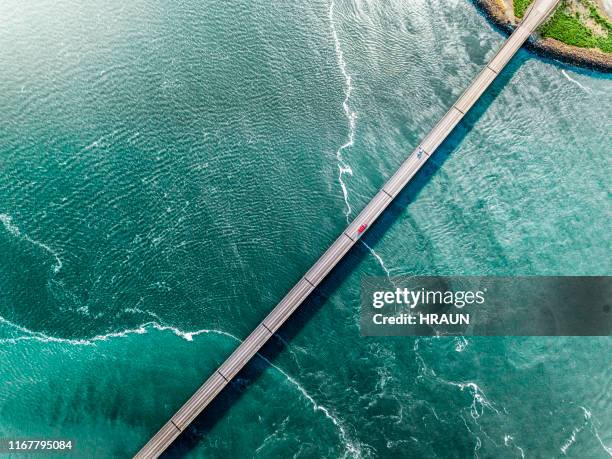 luchtfoto van een brug over het water. - bovenop stockfoto's en -beelden