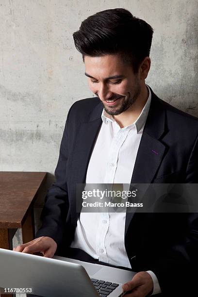 a smiling businessman working on a laptop, high angle view - zonder stropdas stockfoto's en -beelden
