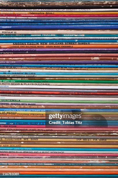 detail of a stack of records - schallplatte stock-fotos und bilder