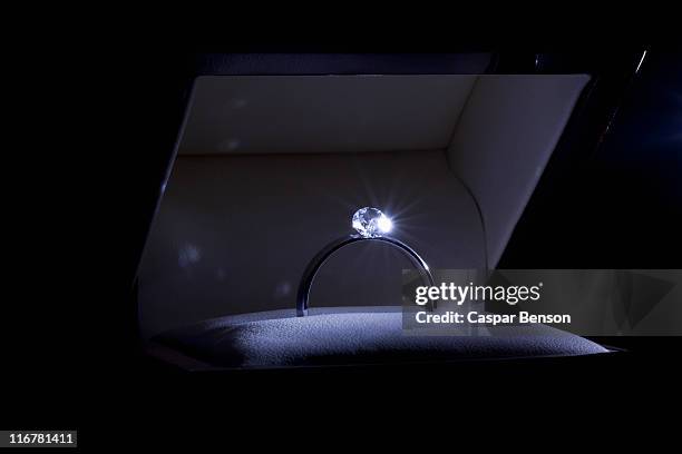 a spot lit engagement ring in a jewelry box, close-up - anillo joya fotografías e imágenes de stock