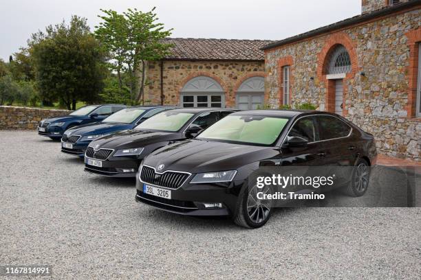 skoda superb voertuigen op de parkeerplaats - škoda stockfoto's en -beelden