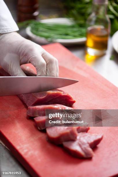 preparação de cozimento do lombo da carne - cru - fotografias e filmes do acervo