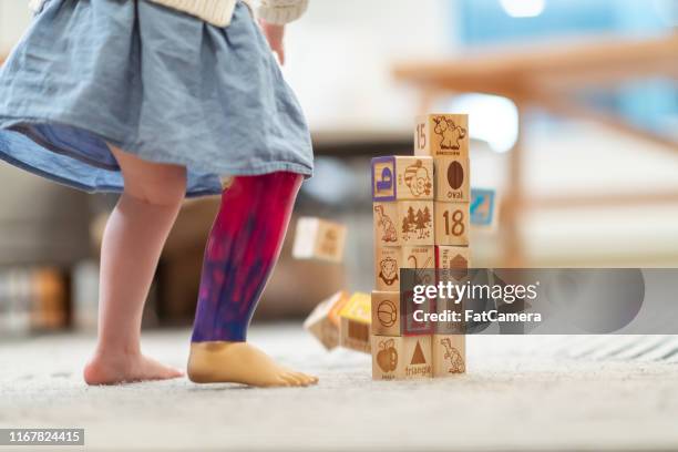 close-up shot van een klein meisje prothese been - artificial limb stockfoto's en -beelden