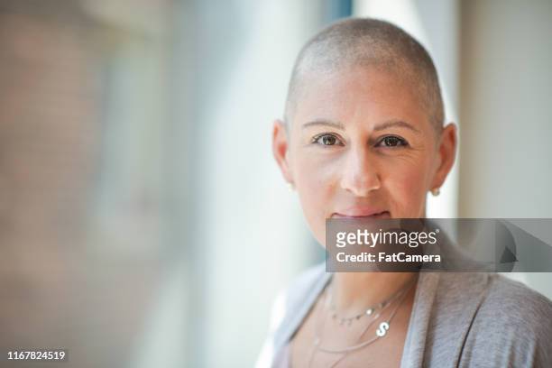 porträtt av en modig kvinna med cancer - cancer portrait bildbanksfoton och bilder