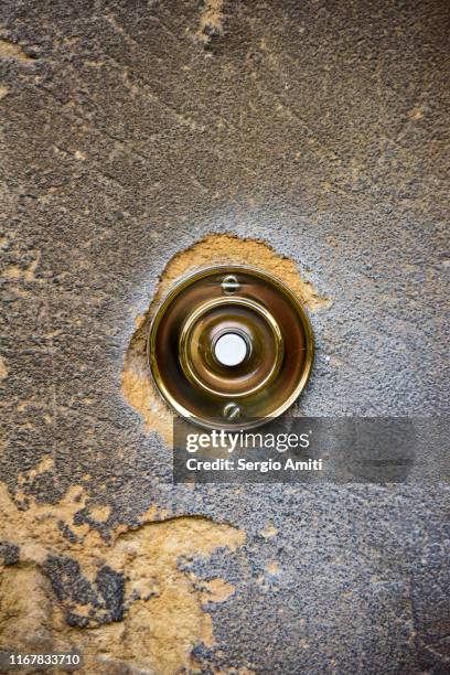 cotswolds cottage doorbell button - doorbell stock-fotos und bilder