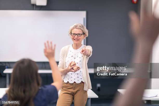 mogen kvinnlig läkare visar expertis i utbildning kurs med läkarstudenter - school teacher success bildbanksfoton och bilder