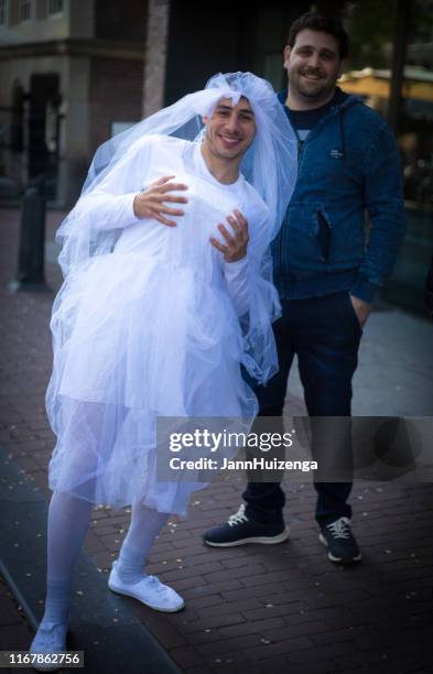 amsterdam, paesi bassi: turisti che si godono la notte di cervo - festa di addio al celibato foto e immagini stock