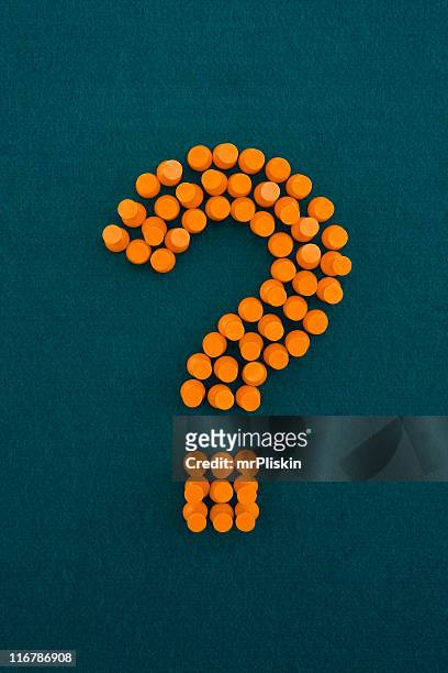 question mark made from push pins - reminder on pinboard stock pictures, royalty-free photos & images