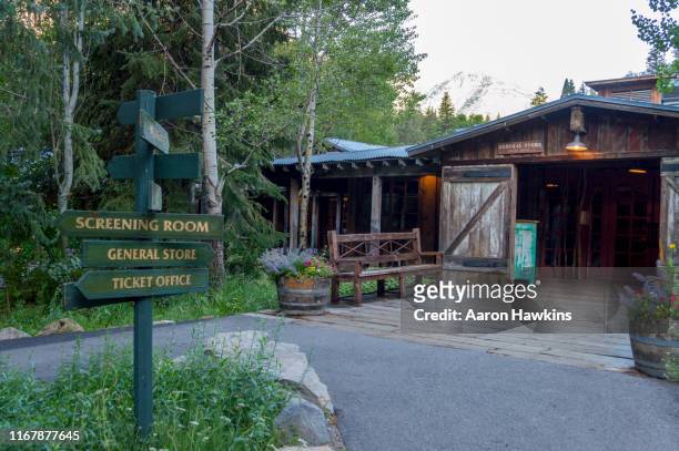 sundance resort general store and direction sign - sundance resort stock pictures, royalty-free photos & images
