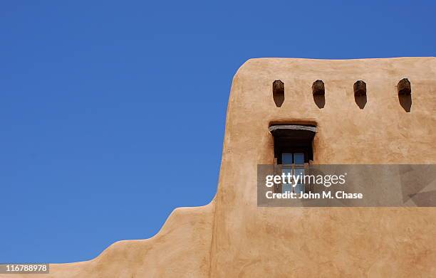 adobe-gebäude, santa fe - santa clay stock-fotos und bilder