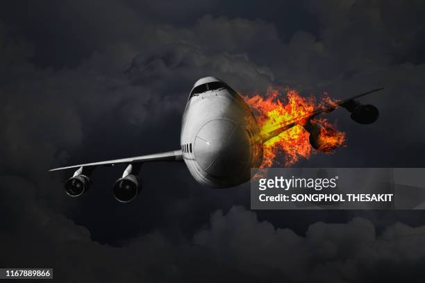 the passenger plane that caused the engine fire accident while flying in the sky - restos de un accidente fotografías e imágenes de stock