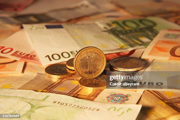 el dinero europeo - fajo de billetes de euro fotografías e imágenes de stock