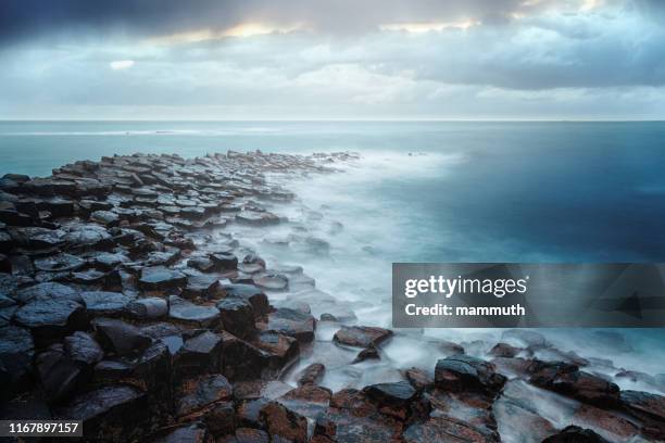 giant's causeway, county antrim, northern ireland - giant's causeway imagens e fotografias de stock