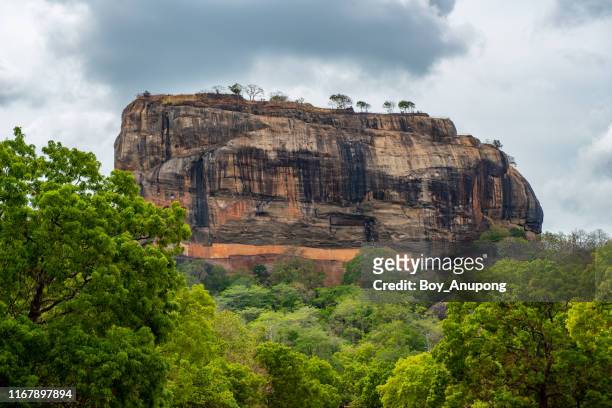 scenery view of sigiriya rock an iconic tourist destination and one of unesco world heritage site in sri lanka. - plateau royal foto e immagini stock