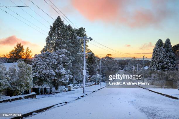 snow on city suburban street at sunrise, katoomba, blue mountains, australia - australian winter stockfoto's en -beelden