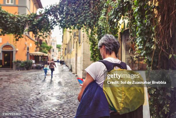 tourist with a map walking the streets of rome - stadt personen rom herbst stock-fotos und bilder