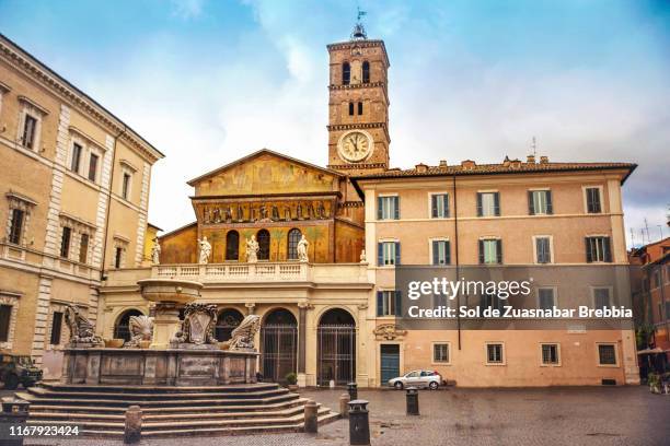 plaza de santa maría, trastevere. rome. - trastevere stock-fotos und bilder