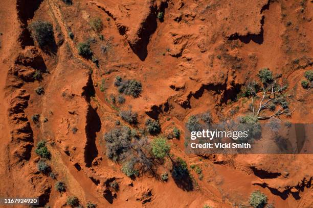 drone point of view over the red earth of the australian outback - australian outback landscape stockfoto's en -beelden