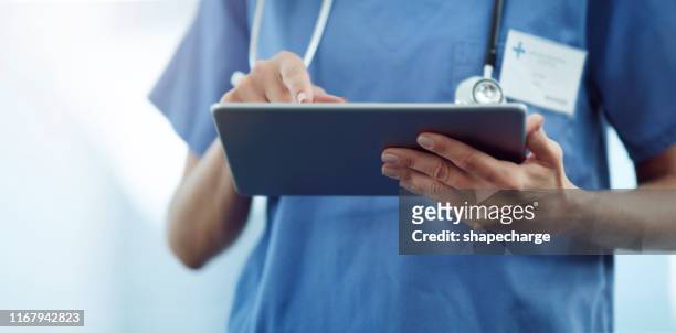 ontroerende basis met de medische gemeenschap - medisch dossier stockfoto's en -beelden