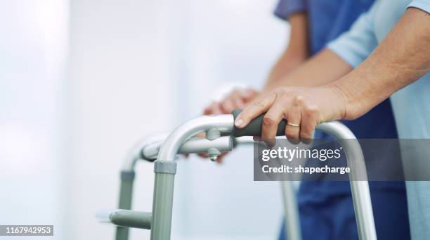 we stappen in de goede richting naar herstel - orthopedie stockfoto's en -beelden