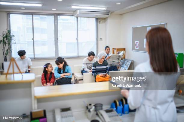 japanse verpleegster en patiënten in de wachtkamer van het tokyo hospital - hospital waiting room stockfoto's en -beelden