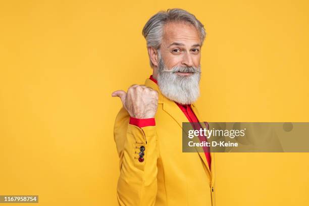 gelukkig goed gekleed gentleman met foto in studio - bontgekleurd jak stockfoto's en -beelden