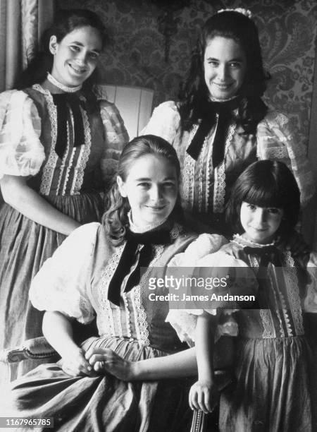 Les quatres filles d'Elisabeth et Robert Maxwell : Isabel, Anne, Christine et la plus jeune, alors âgée de 7 ans, Ghislaine Maxwell. Cette dernière...