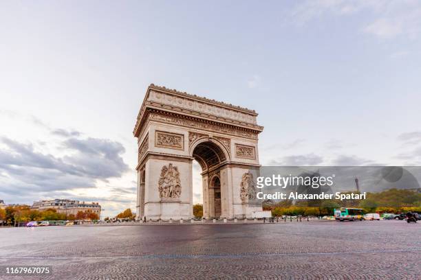 arc de triophe in the morning, paris, france - arc de triomphe stock-fotos und bilder