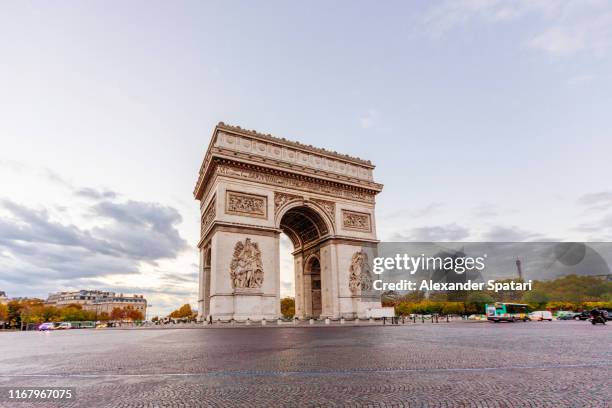 arc de triophe in the morning, paris, france - arc de triomphe de paris photos et images de collection