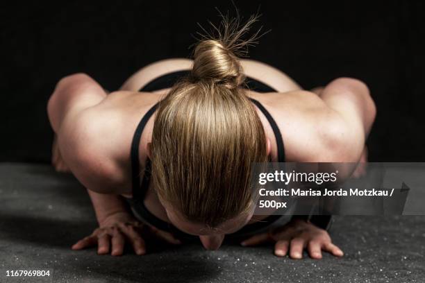 push up - muskelkater stock pictures, royalty-free photos & images