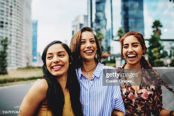 mulheres novas de latina que viajam junto para uma ruptura de cidade - cultura latino americana - fotografias e filmes do acervo