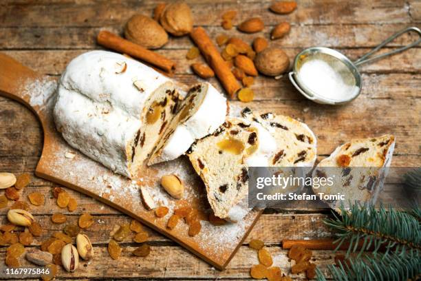 hausgemachter strudel mit nüssen auf einem rustikalen tisch - backpulver stock-fotos und bilder