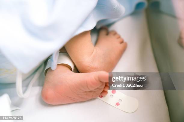 foto van pasgeboren baby voeten - baby close up bed stockfoto's en -beelden