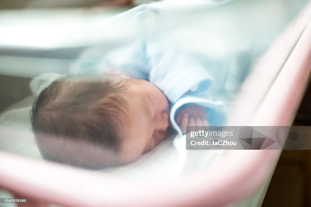 Nyfödda barnet sova i sjukhuset Bassinet