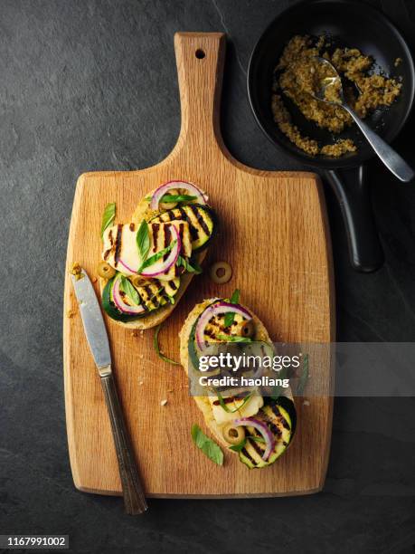 calabacín a la parrilla y halloumi bruschetta - halloumi fotografías e imágenes de stock