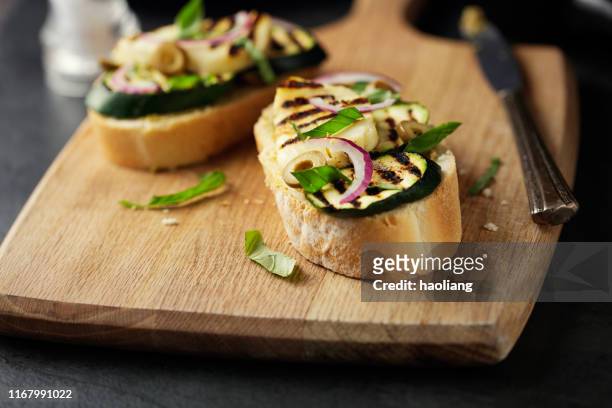 gegrillte zucchini und halloumi bruschetta - olivenpasten stock-fotos und bilder