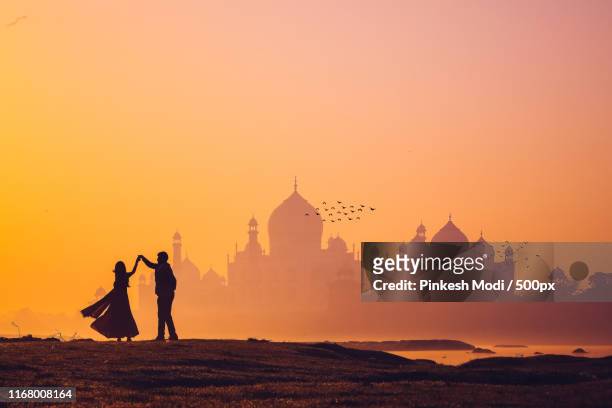 dancing couple - the tajmahal - indian couple foto e immagini stock