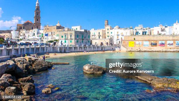 monopoli, vila piscatória bonita em puglia, italy - monopoli - fotografias e filmes do acervo