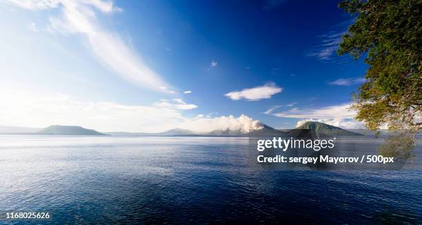 eruption of tavurvur volcano, rabaul, new britain island, papua new guinea - papua new guinea foto e immagini stock