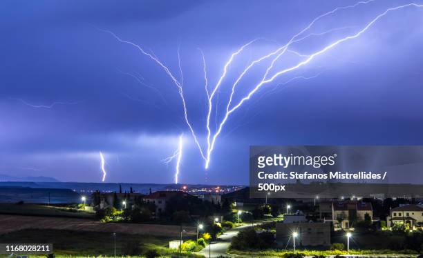 upward lightning nicosia, cyprus - cacciatore di tempeste foto e immagini stock