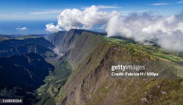 deep cliff - river ramparts - la réunion stock-fotos und bilder