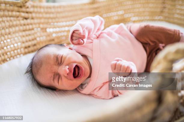 newborn scream bed - schreiendes baby stock-fotos und bilder