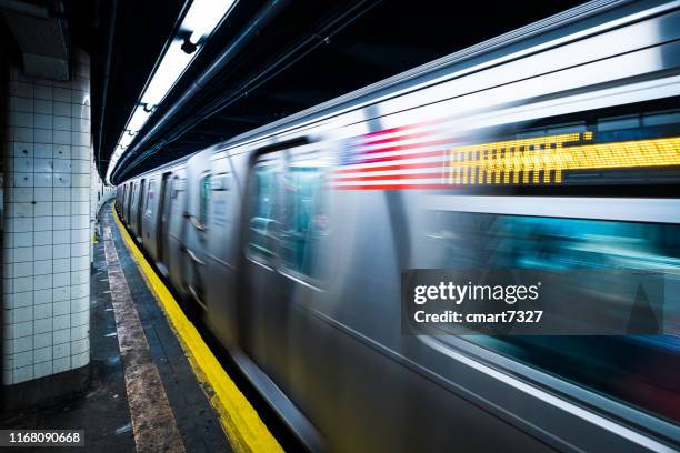 tren de velocidad - new york subway train fotografías e imágenes de stock