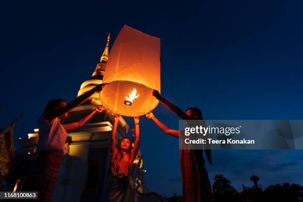 people floating lamp in yi peng festival at chiangmai thailand - loi krathong - fotografias e filmes do acervo