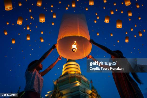 people floating lamp in yi peng festival at chiangmai thailand - chiang mai province stock pictures, royalty-free photos & images