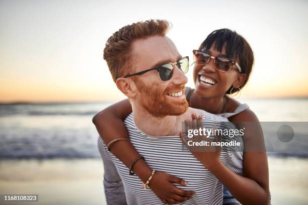 der ozean bringt alle näher zusammen - caucasian couple beach stock-fotos und bilder